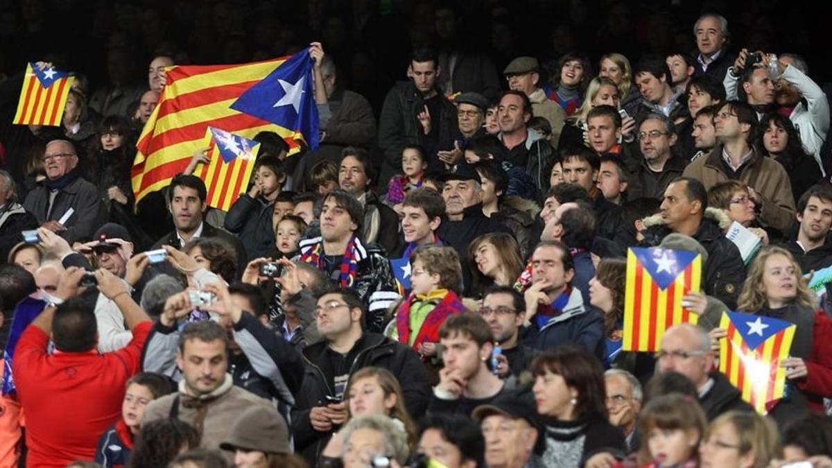 esala11951969 barcelona 12 12 2009   senyeras esteladas en el camp nou  co170113190054