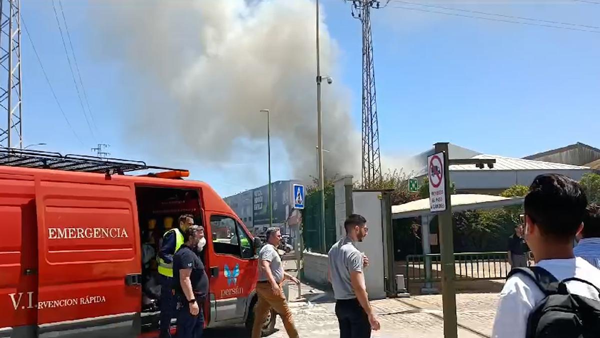 Incendio de varios vehículos en el polígono El Pino (Sevilla)