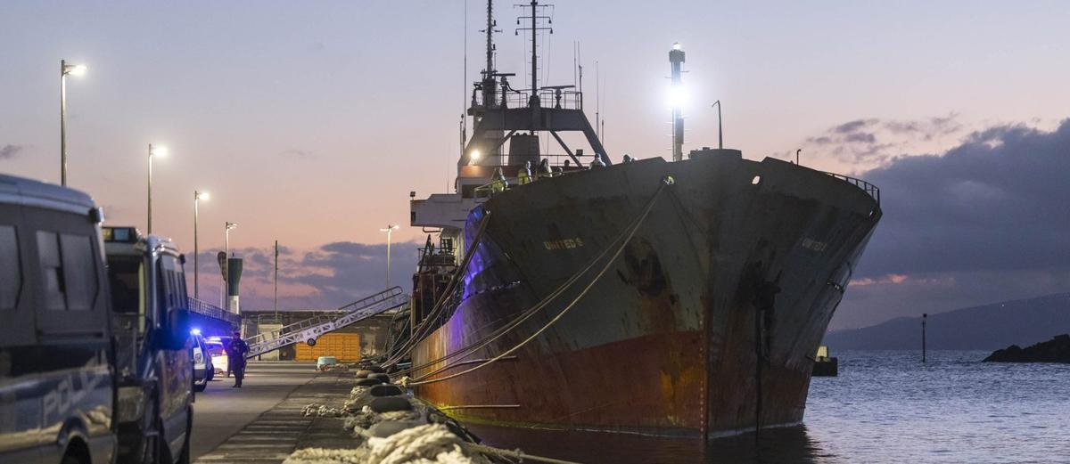 El ‘United S.’, atracado ayer en la Dársena de Los Llanos del Puerto de Santa Cruz de Tenerife en medio de grandes medidas de seguridad.