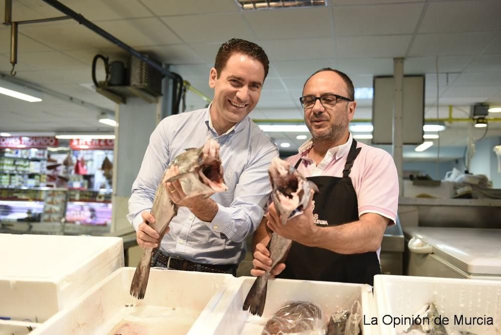 Teodoro García pidiendo el voto en el mercado Saav