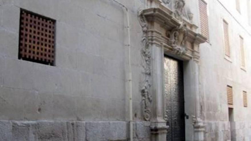 El convento de la Purísima Sangre de Alicante depende hoy de la orden agustina. Fue fundado en 1606 en la casa adquirida poco antes por nueve mujeres para encerrarse en ella.