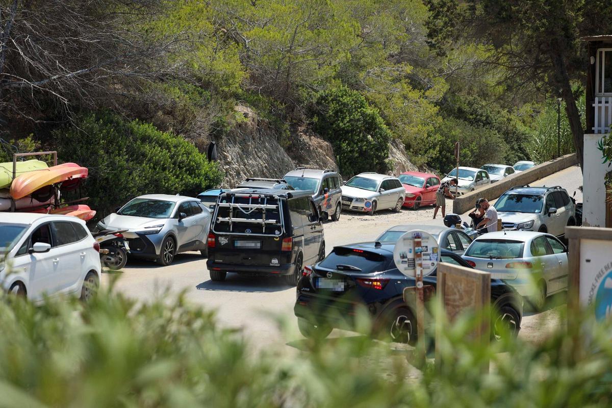 Descubre aquí todas las imágenes de la masificación en el aparcamiento de Cala d'Hort