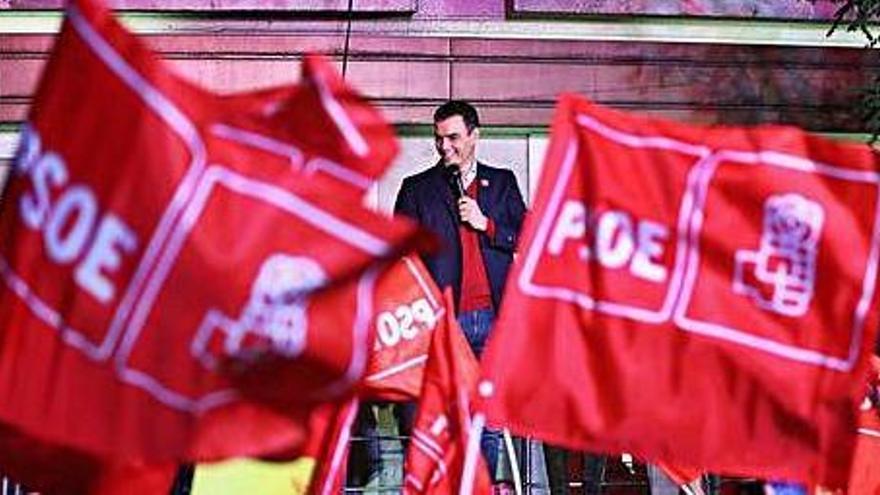 Pedro Sánchez, ahir davant la seu del PSOE al carrer Ferraz de Madrid, envoltat de banderes socialistes