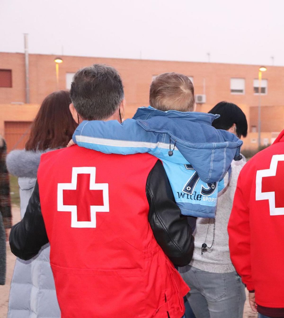 Voluntarios de Cruz Roja en una intervención con refugiados. | Cedida