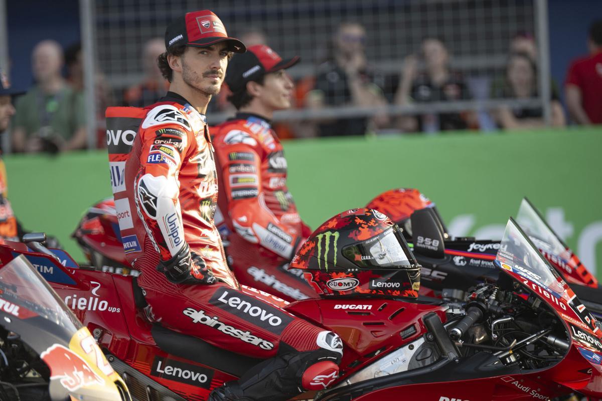 Francesco Bagnaia junto a su compañero de equipo, Marc Márquez