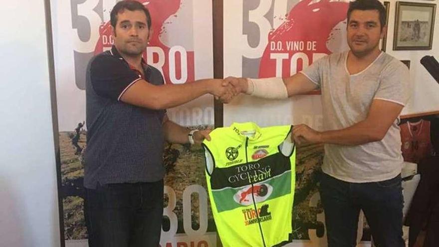 La DO colabora con el club ciclista con nuevas equipaciones