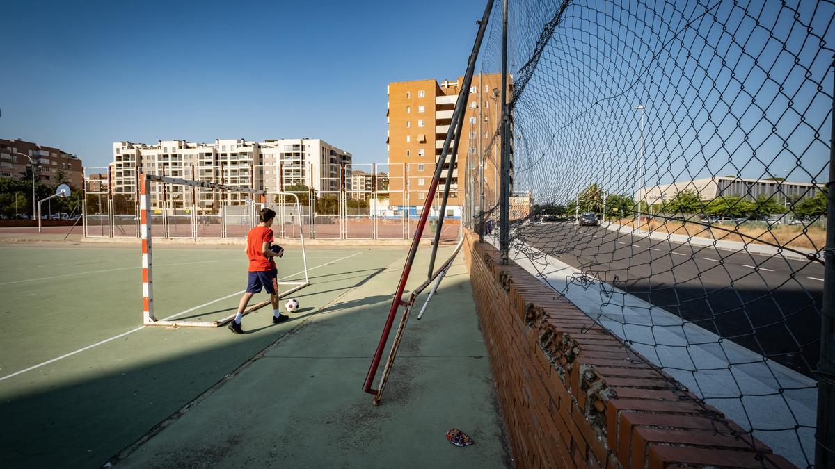 Desperfectos y elementos del mobiliario rotos y apoyados sobre el muro del recinto de las pistas de La Paz