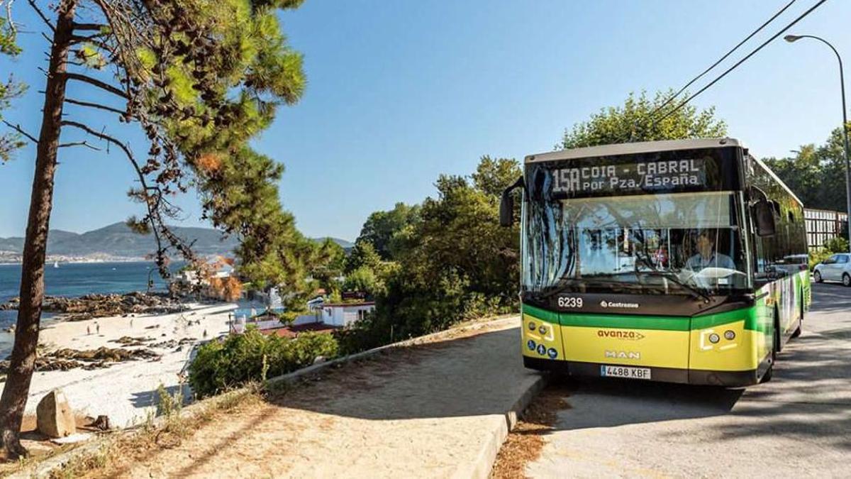 Uno de los autobuses de Vitrasa que conecta el centro de Vigo con la zona de playas.