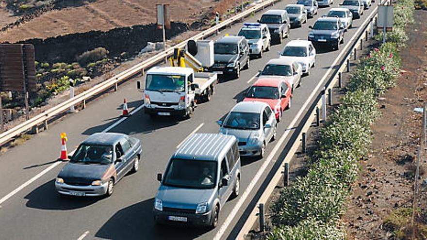 Colas de tráfico en la actual carretera del norte de Gran Canaria a la altura de Bañaderos.  PACO LUIS MATEOS