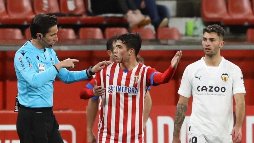 Nacho Martín, con sangre en el rostro, durante el partido de Copa ante el Valencia. | Juan Plaza