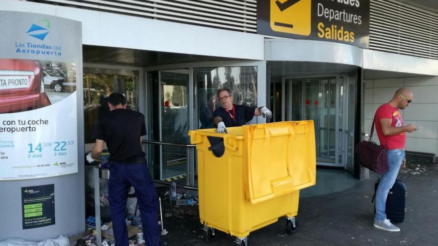 Los trabajadores limpian el aeropuerto y esperan cobrar ya dos meses de atrasos