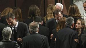 Els Reis i les autoritats han saludat un per un els familiars de les víctimes mortals.