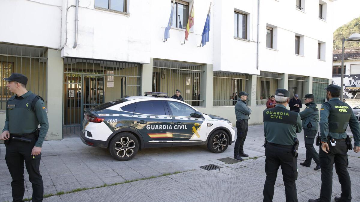 Agentes de la Guardia Civil ante el juzgado de Laviana en una imagen de archivo