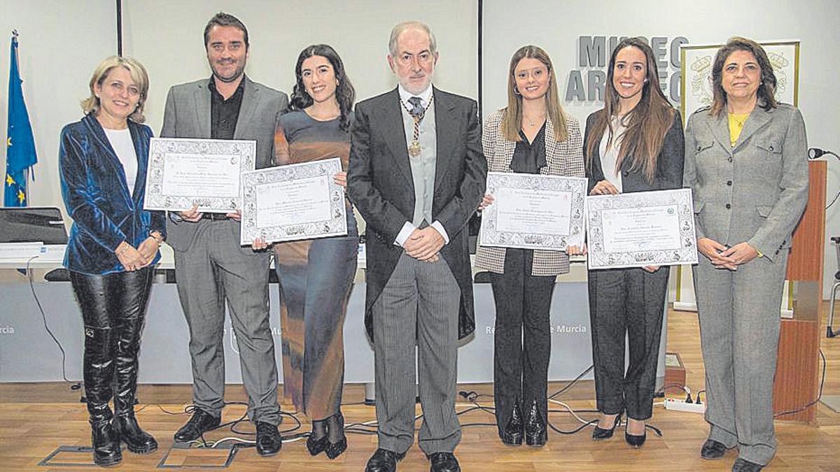 Los cuatro premiados de la UCAM con el presidente de la Academia (c.), la vicerrectora de Investigación (i.) y la decana de Enfermería (d.).