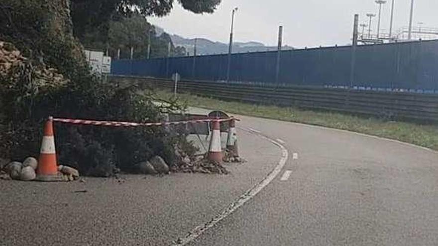 Quejas por un argayo que invade desde hace días la carretera al faro