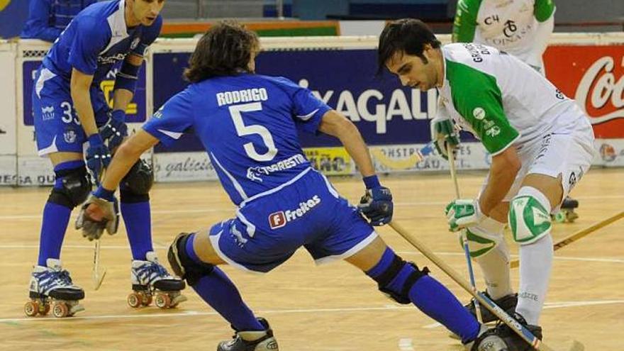 Lamas lucha con un jugador del Braga en el partido de ida de octavos de final de la Copa CERS. / víctor echave