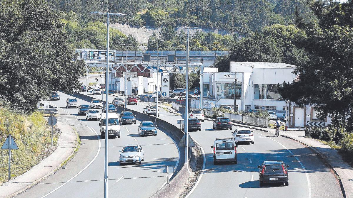 A la derecha, las actuales instalaciones del Grupo Yáñez en A Rocha, donde se construirá la nueva superficie comercial