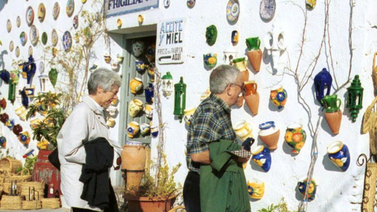 Turistas pasean por el casco histórico de Frigiliana. | L. O.