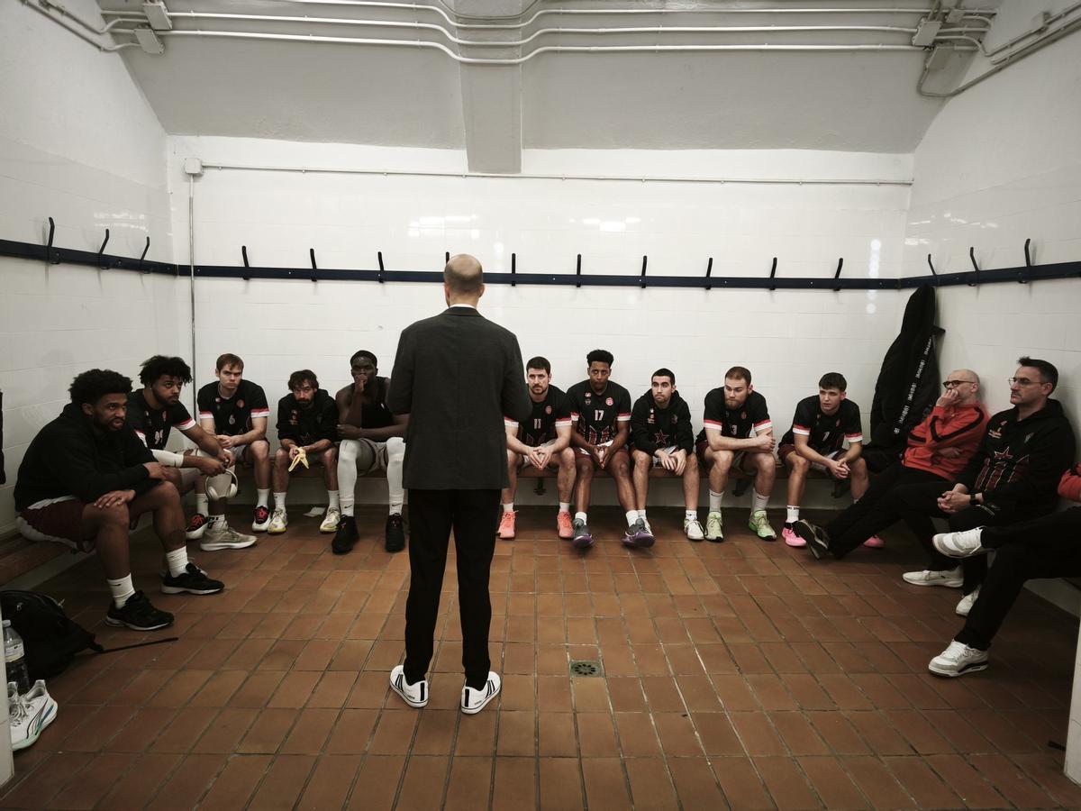 últimes indicacions del tècnic abans d'entrar a la pista