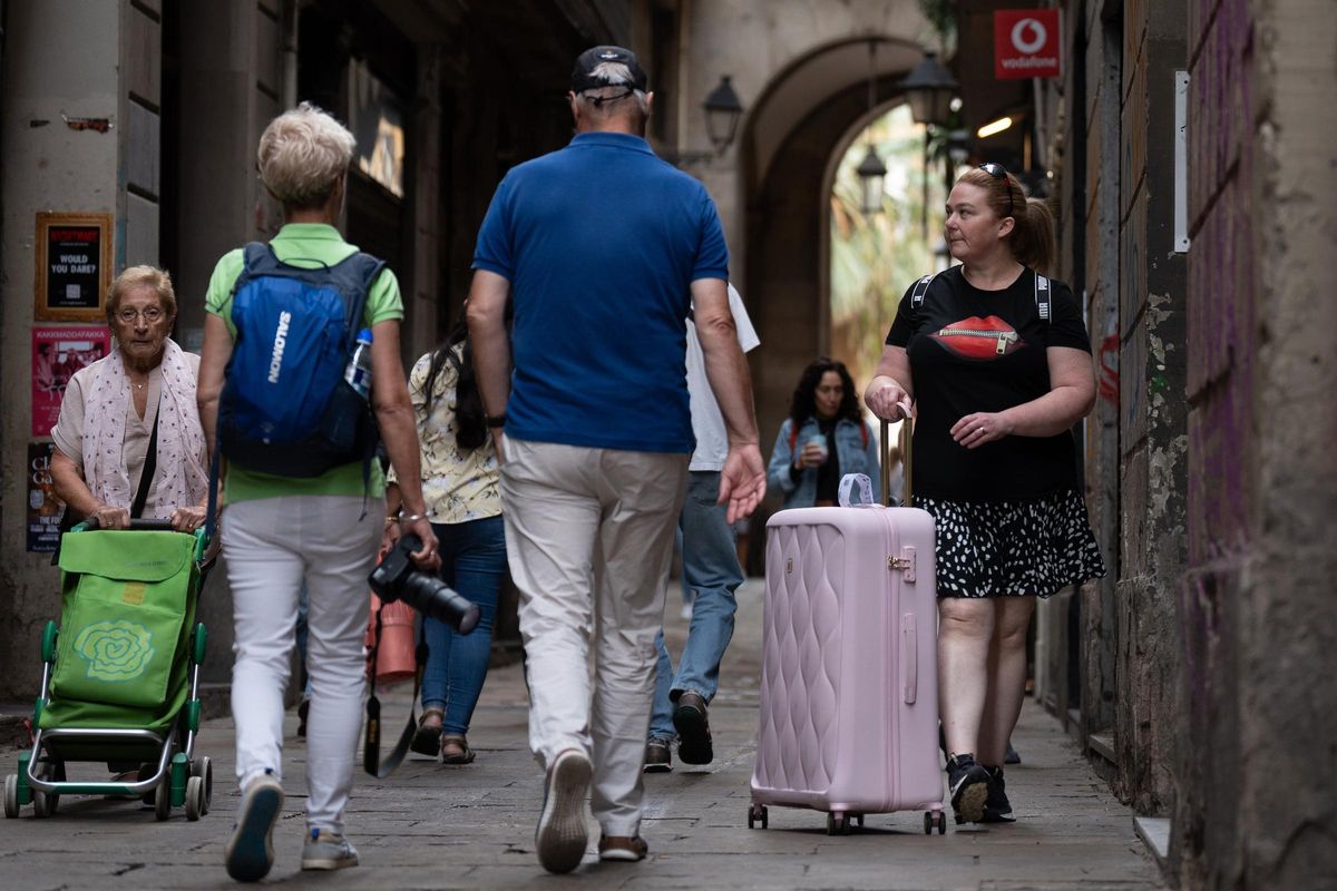 Archivo - Varios turistas con maletas en imagen de archivo