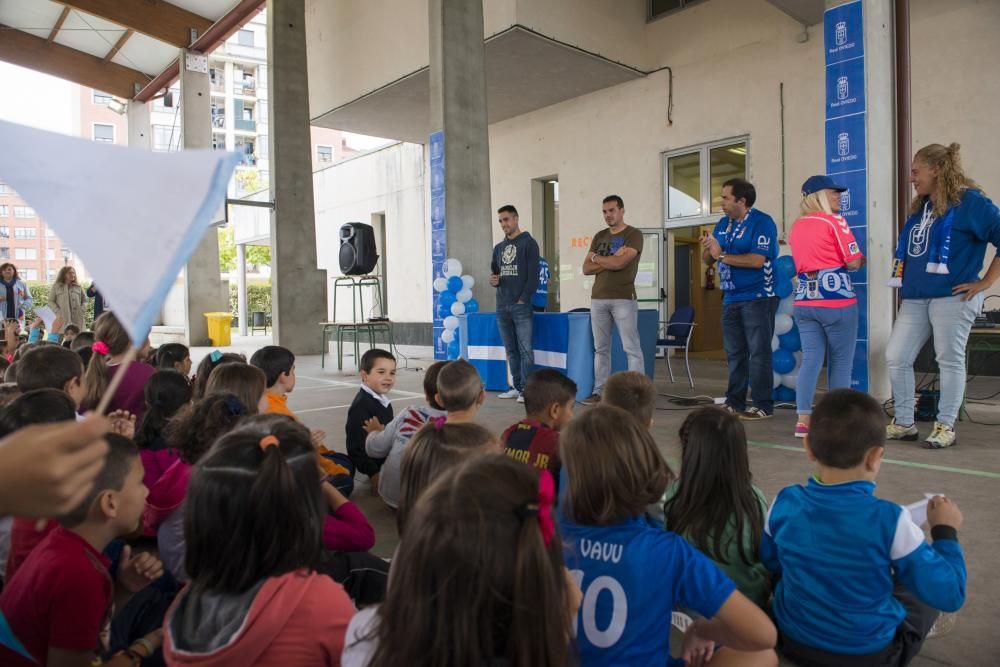 Los jugadores del Real Oviedo, Esteban y Diegui, visitan el colegio de La Corredoria 2