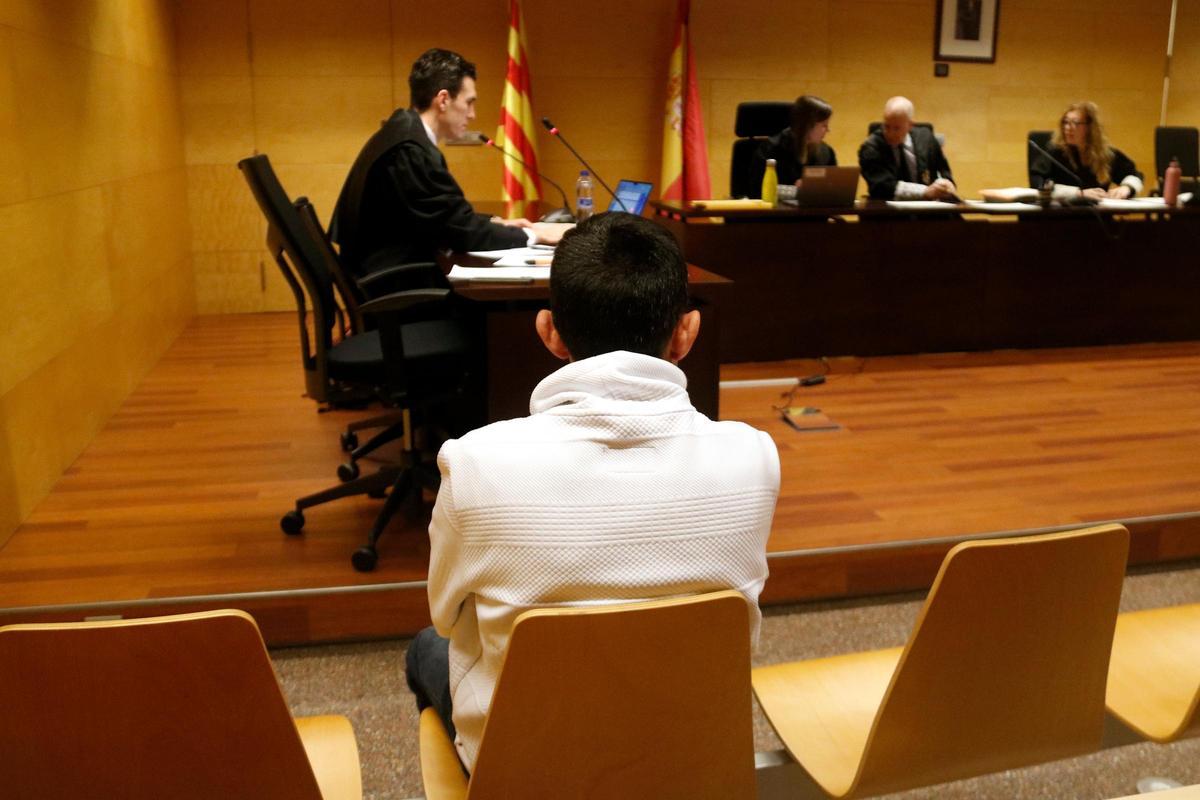 De espaldas, el acusado de violar la expareja en Berga. Foto del juicio en la Audiencia de Girona.