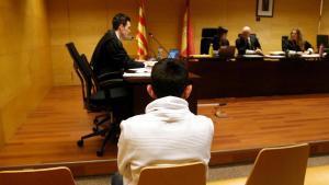 De espaldas, el acusado de violar la expareja en Berga. Foto del juicio en la Audiencia de Girona.