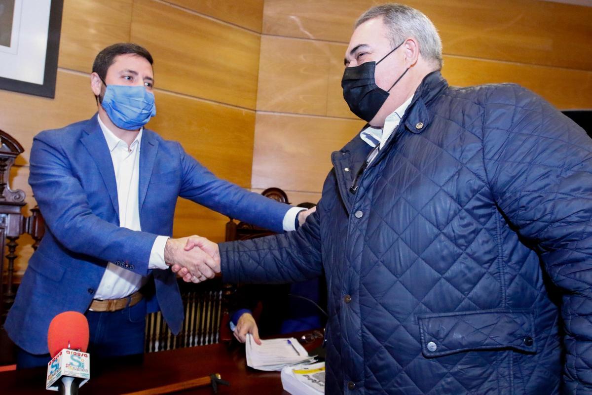 El portavoz del PP, Luis Aragunde, felicita al alcalde