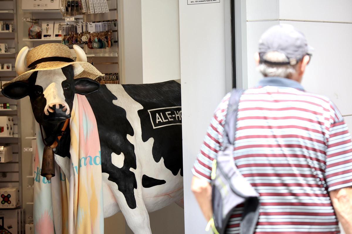 Una tienda de Murcia con productos típicos de la temporada primavera-verano