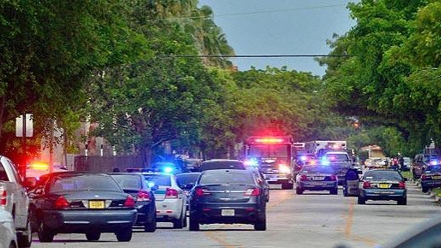 Vehículos de policía en la zona del tiroteo.