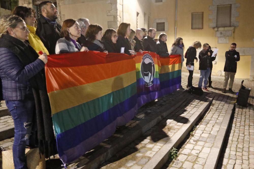 Concentració a la plaça del Pallol per l''atac a l''espai LGTBI de Girona