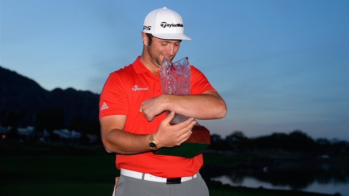 Jon Rahm abraza el trofeo tras su victoria en el torneo de La Quinta, California