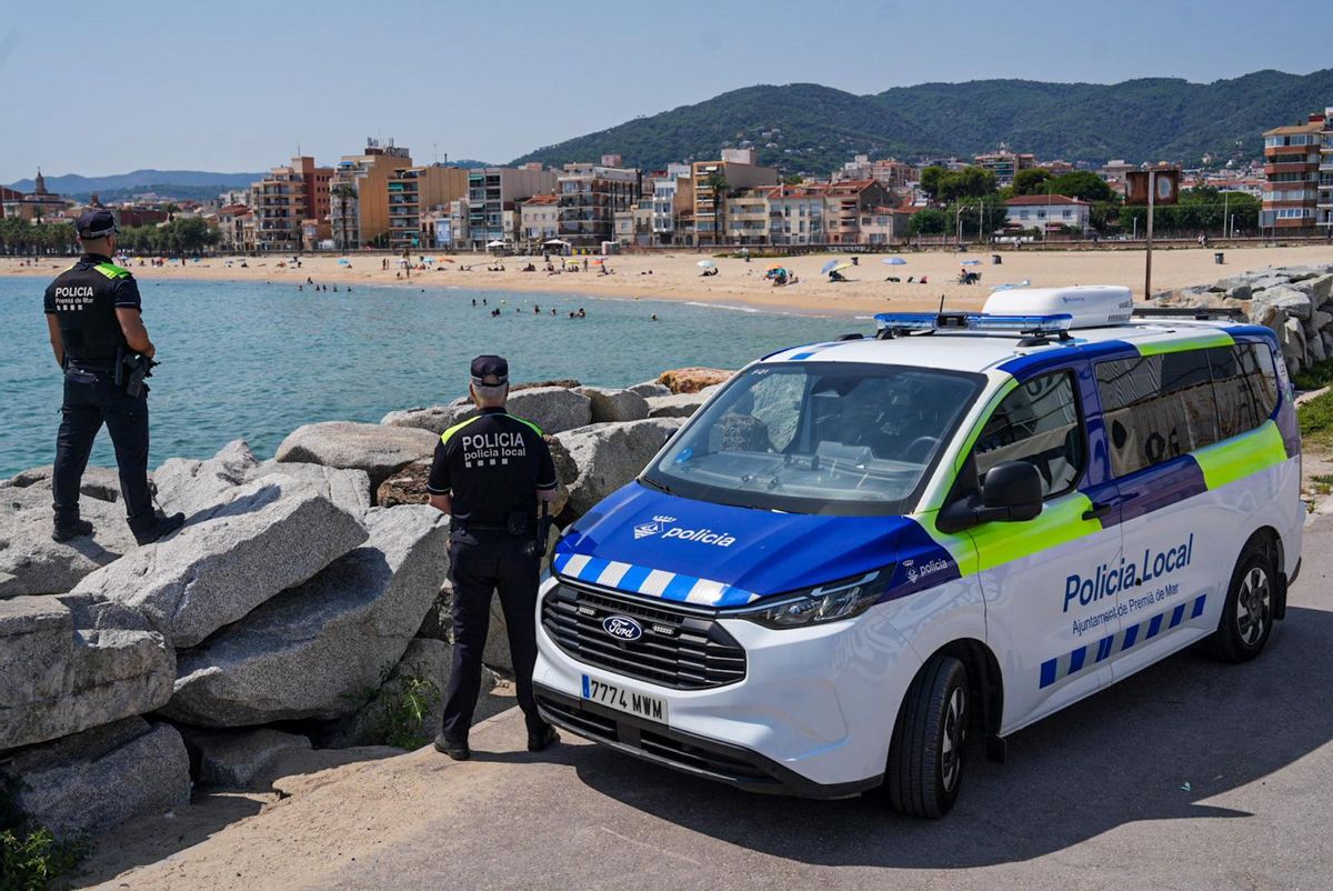 Agentes de la policía local de Premià de Mar vigilan la playa, este agosto de 2025