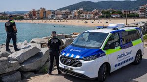 Agentes de la policía local de Premià de Mar vigilan la playa, este agosto de 2025