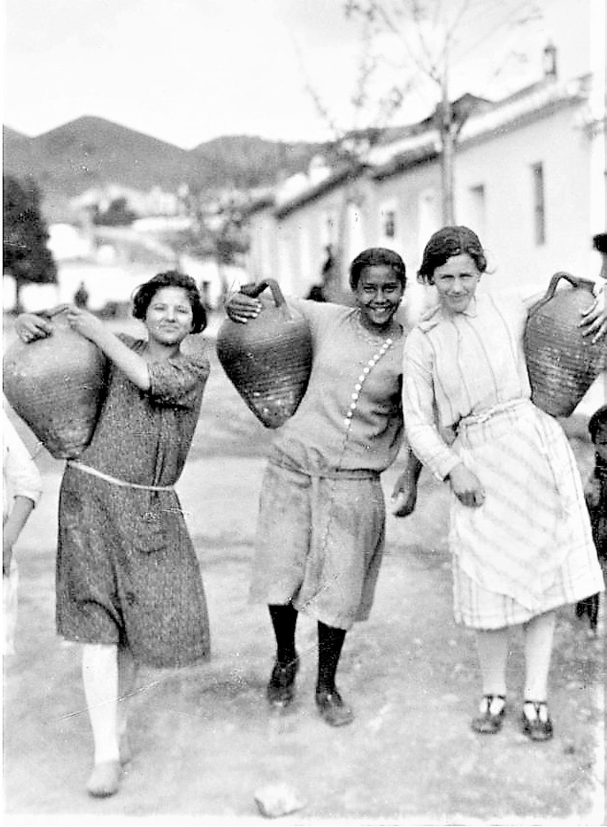 Calle Real, jóvenes paleñas con cántaros, camino de la fuente.