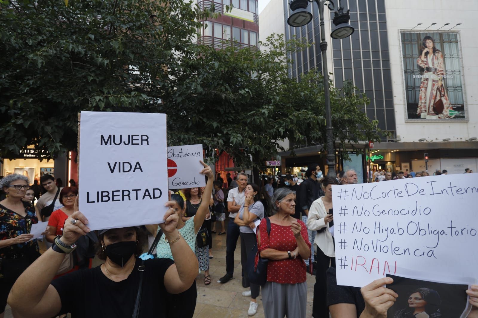 Concentración en València contra el asesinato de Masha Amini.