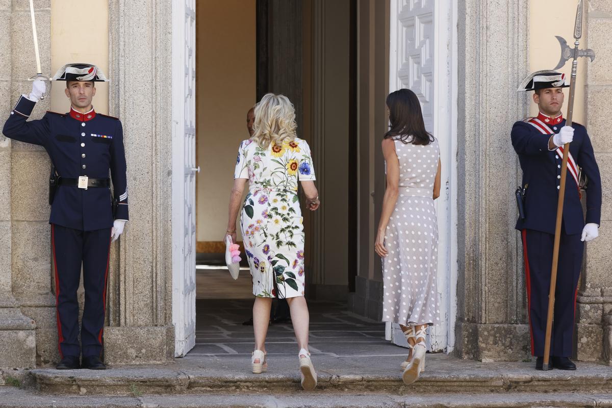 Jill Biden y la reina Letizia entran en el Palacio Real de La Granja (Segovia).