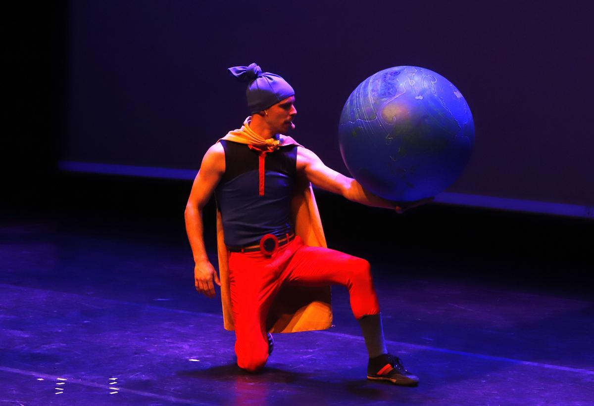 Daniel Esteban, en su papel de Capitán Spriki, abrió la gala con el número en el que celebró su galardón a la Revelación.