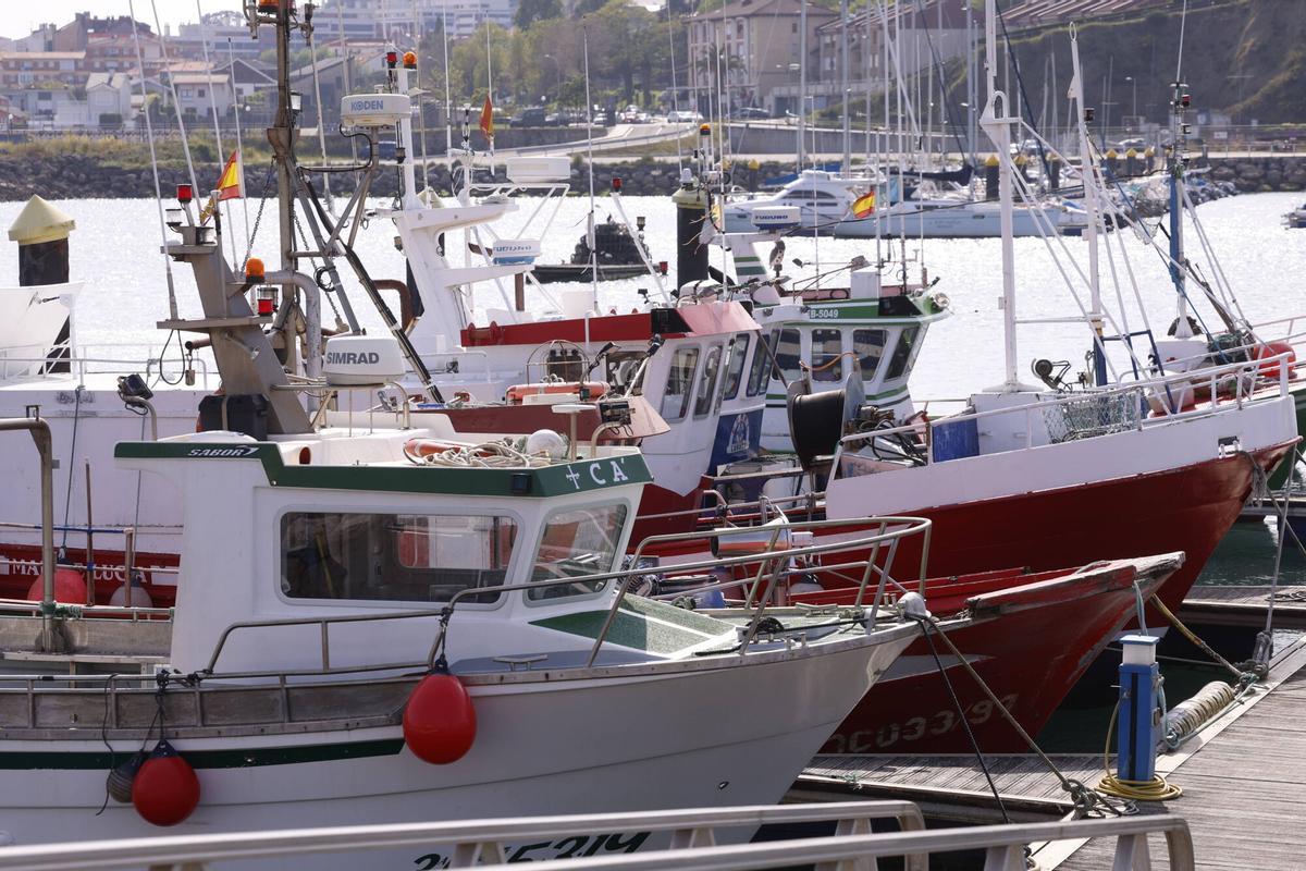 Flota pesquera en el puerto de Luanco