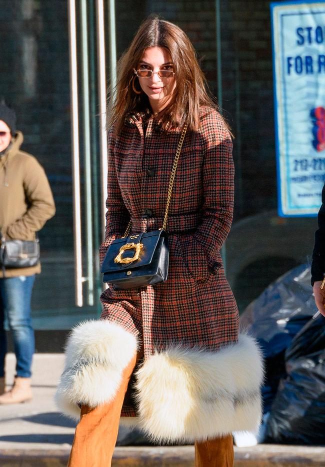 Emily Ratajkowski con look de Prada en Nueva York