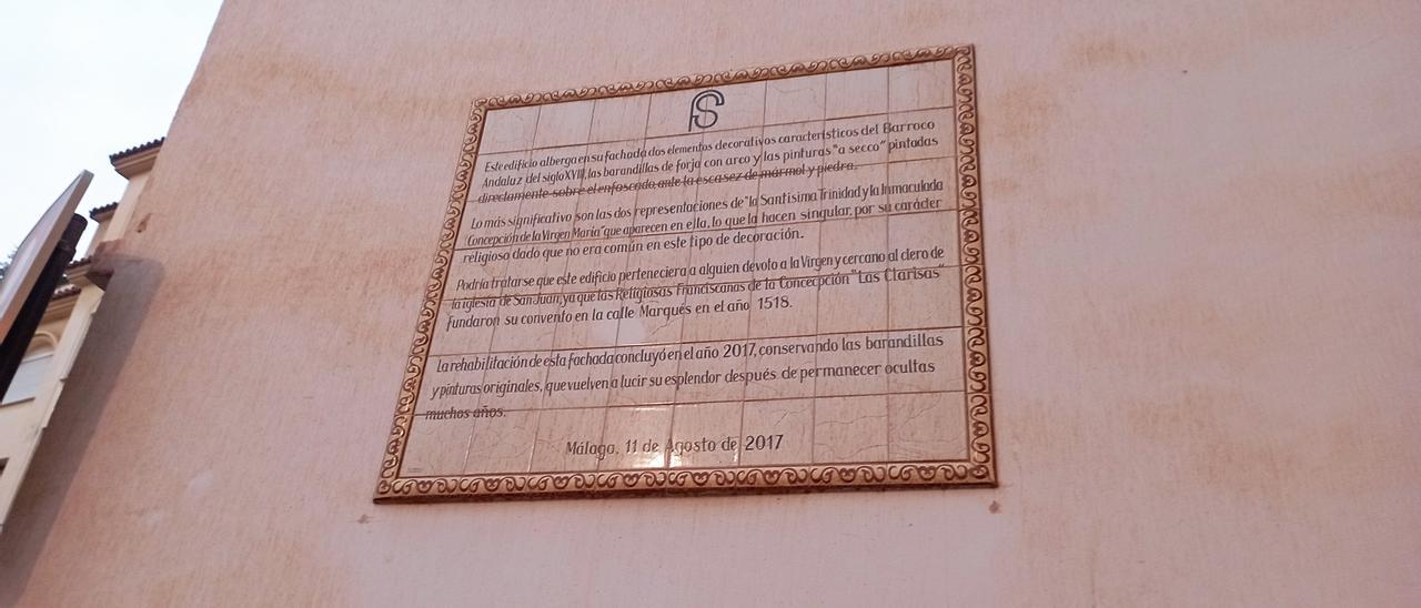 La placa de cerámica informa de un convento de religiosas de la Concepción que nunca estuvo en la calle Marqués.