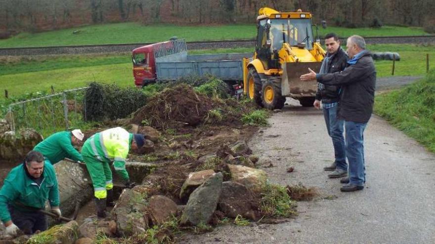 Recuperan una fuente con lavadero en Mazarelos (Vilar)