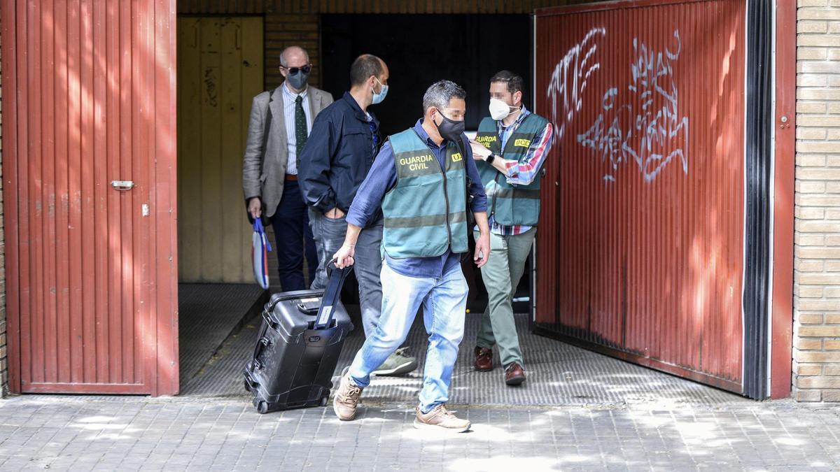 Agentes de la UCO de la Guardia Civil durante uno de los registros del caso Azud.