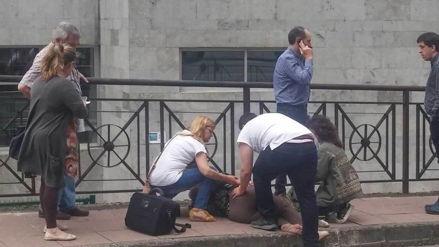 Una vecina de Moreda sufre un desfallecimiento en plena calle