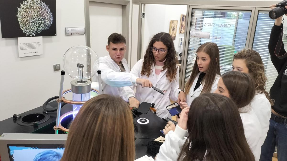 Estudiantes del IES Ítaca en una de las actividades de la Semana de la Ciencia.