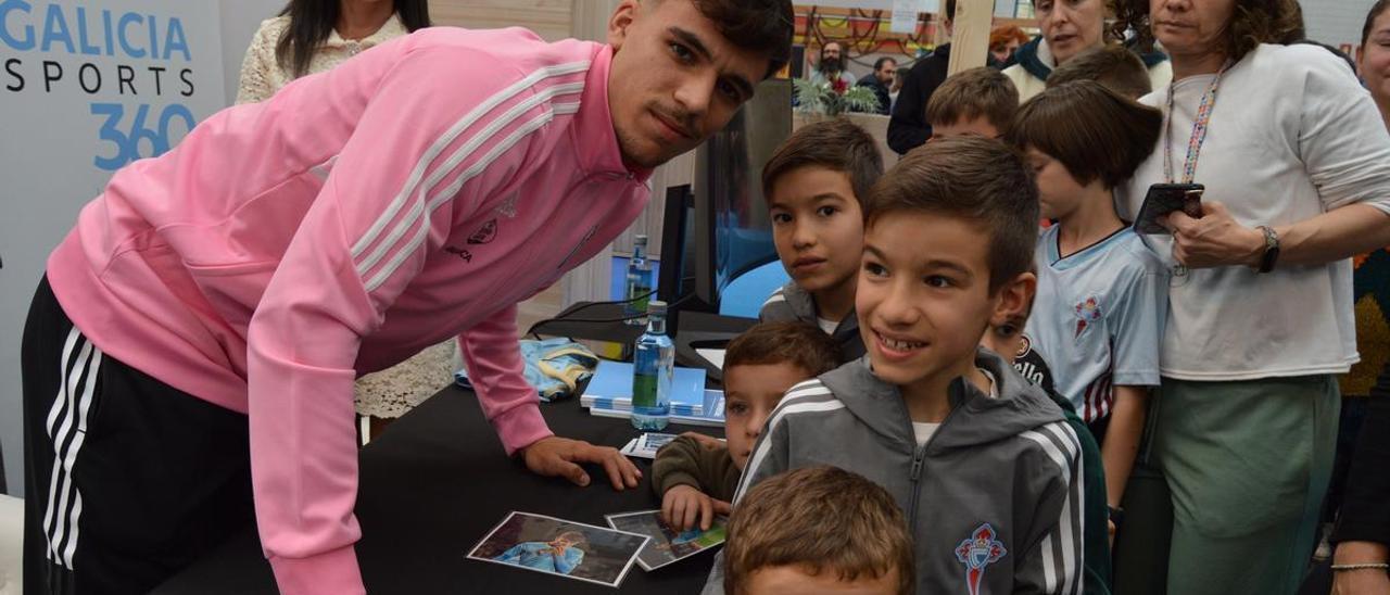 Gabri Veiga, durante la firma de autógrafos de ayer en la feria FormaMOS.