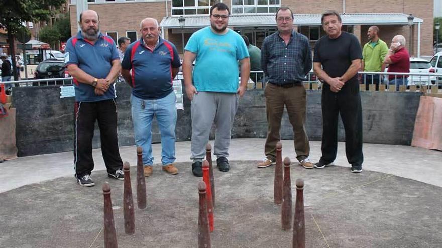 Por la izquierda, Juan Carlos Vicente, José Ramón Junco, Miguel Sánchez, Belisario Suárez hijo y José Costales, organizadores de la semana bolística de Arriondas.