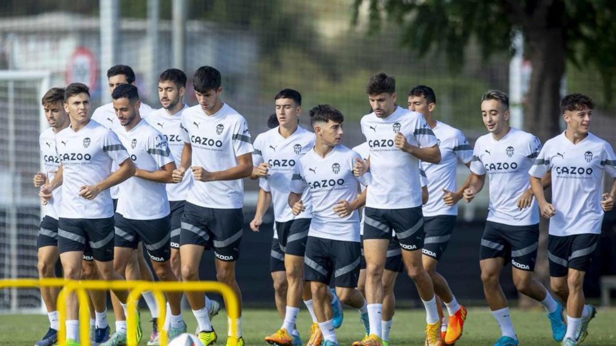 Los futbolistas del Mestalla, esta semana en Paterna.  | VALENCIA CF