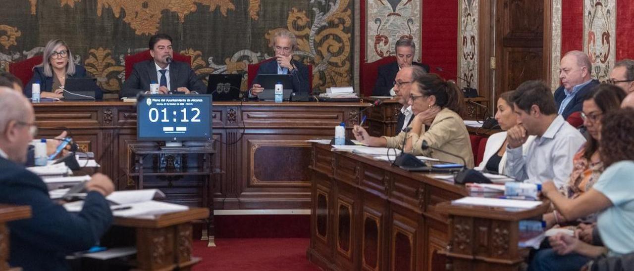 La bancada socialista, a la derecha, durante un reciente pleno en la ciudad de Alicante