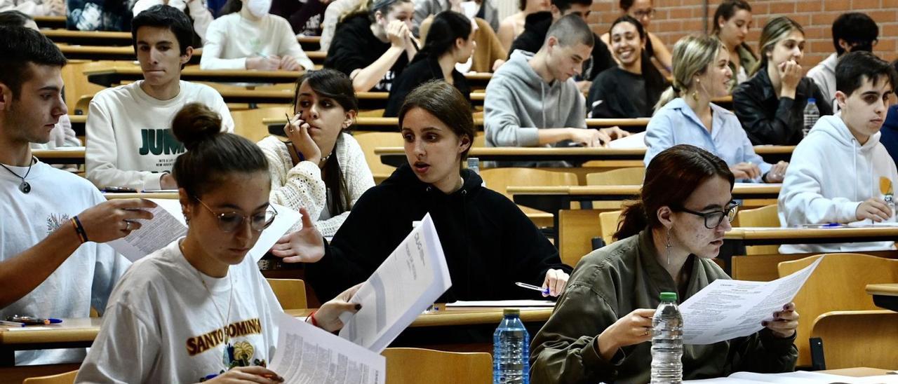 Estudiantes de Bachillerato en los instantes previos al inicio del primer examen de la ABAU 2022. |   // RAFA VÁZQUEZ